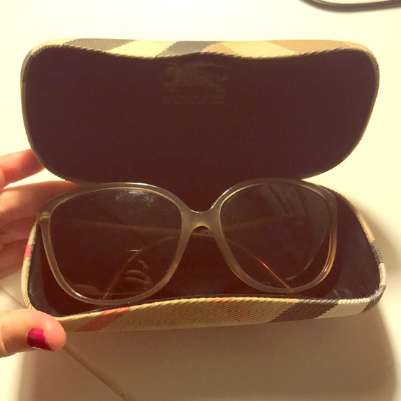 Burberry Accessories - Burberry sunglasses